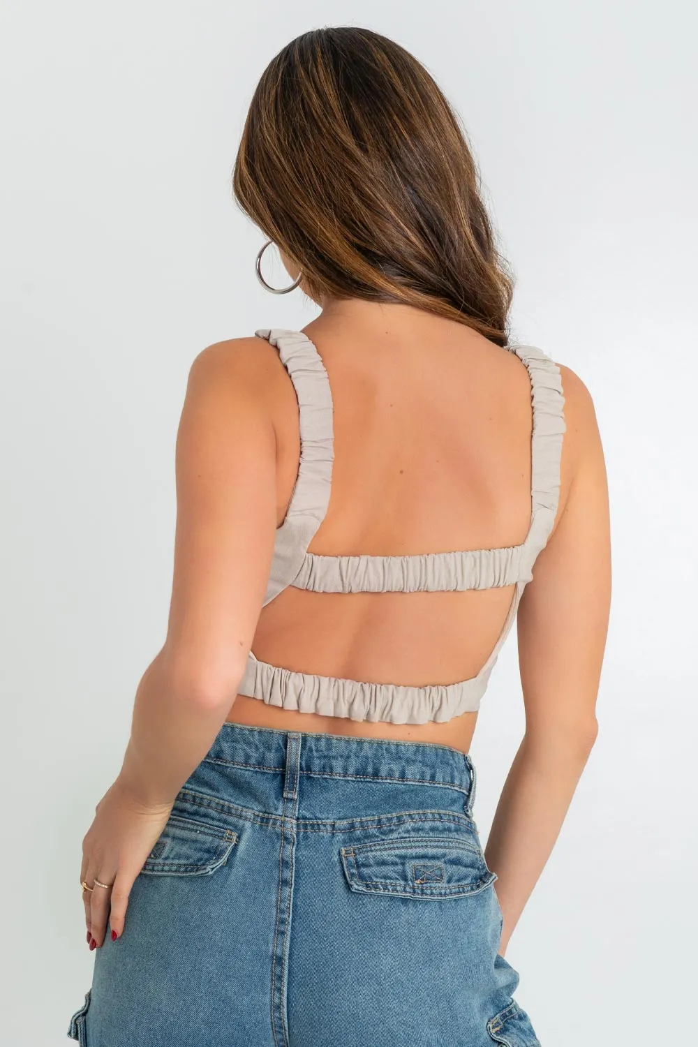 Crop top fit ajustado con tirantes plisados