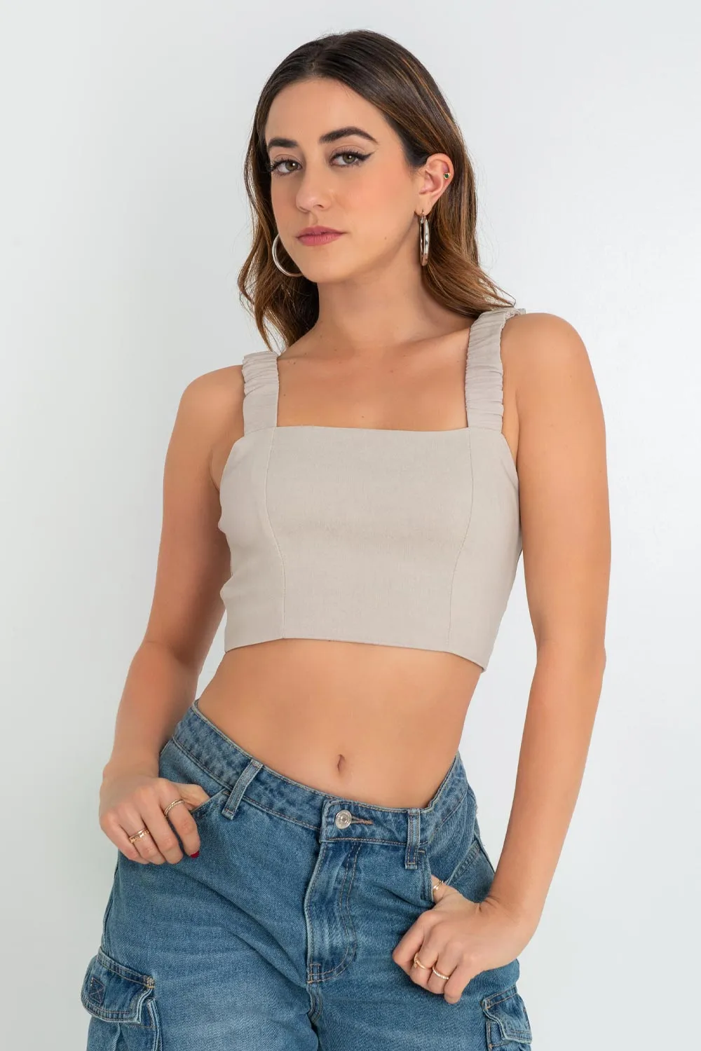 Crop top fit ajustado con tirantes plisados