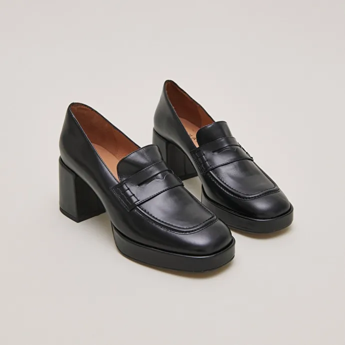 Heeled loafers with rounded tips in black leather