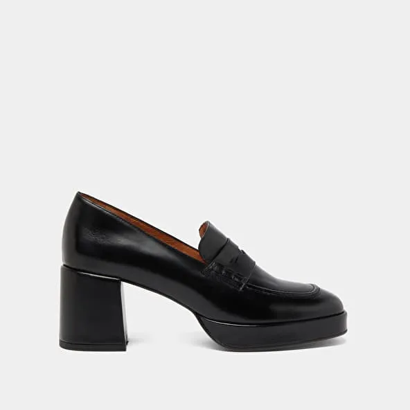 Heeled loafers with rounded tips in black leather