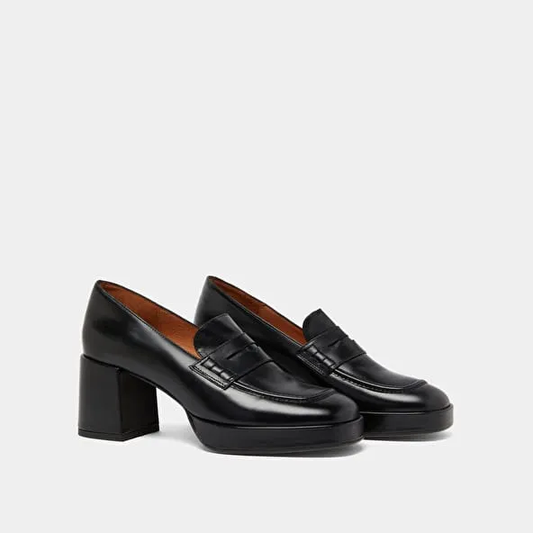 Heeled loafers with rounded tips in black leather