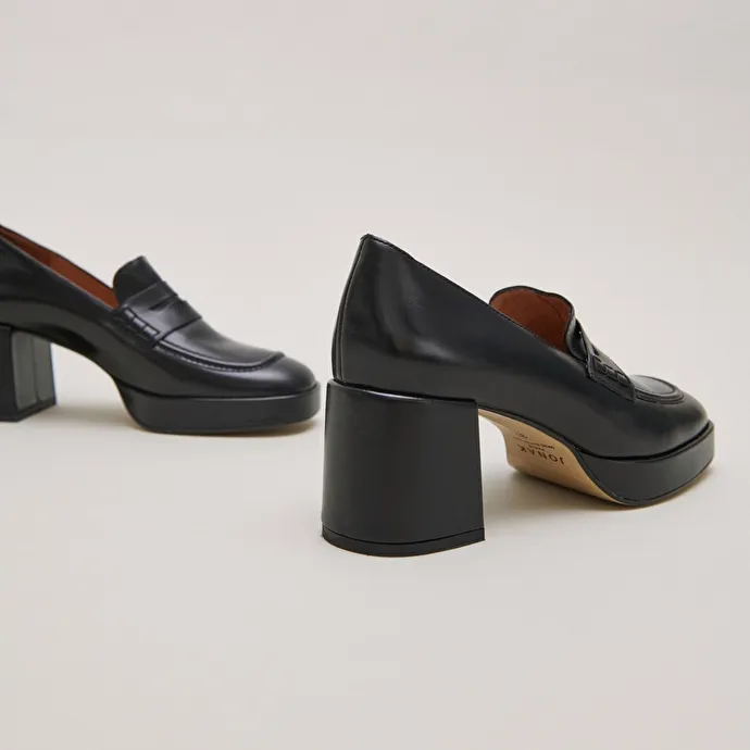 Heeled loafers with rounded tips in black leather