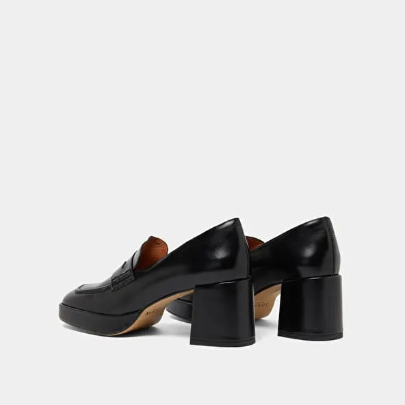 Heeled loafers with rounded tips in black leather