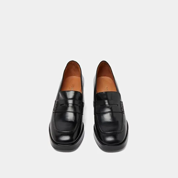 Heeled loafers with rounded tips in black leather