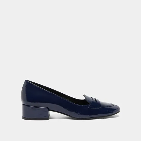 Low-heeled loafers in blue pleated patent