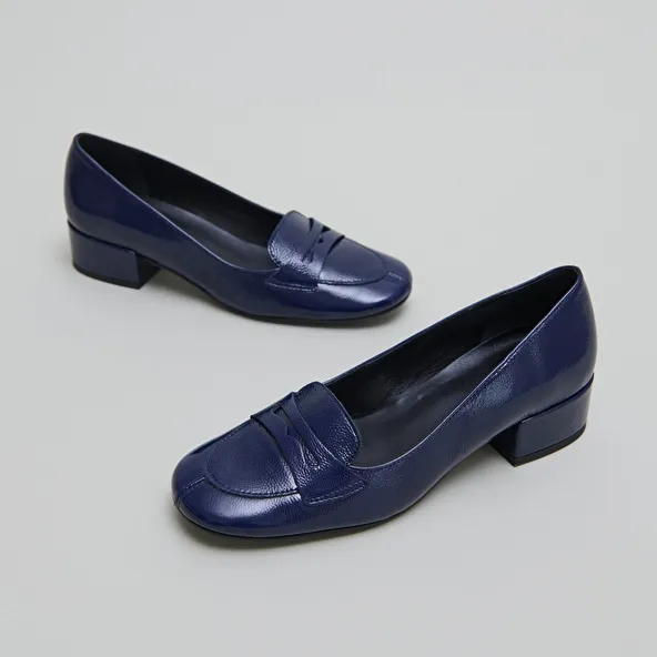 Low-heeled loafers in blue pleated patent