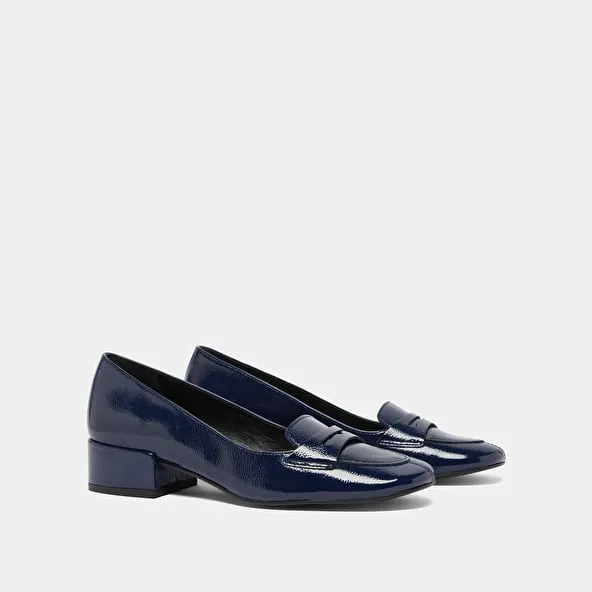 Low-heeled loafers in blue pleated patent