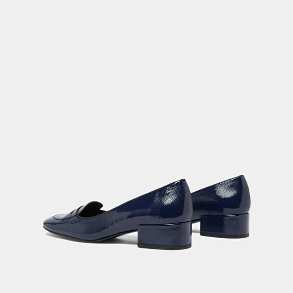 Low-heeled loafers in blue pleated patent