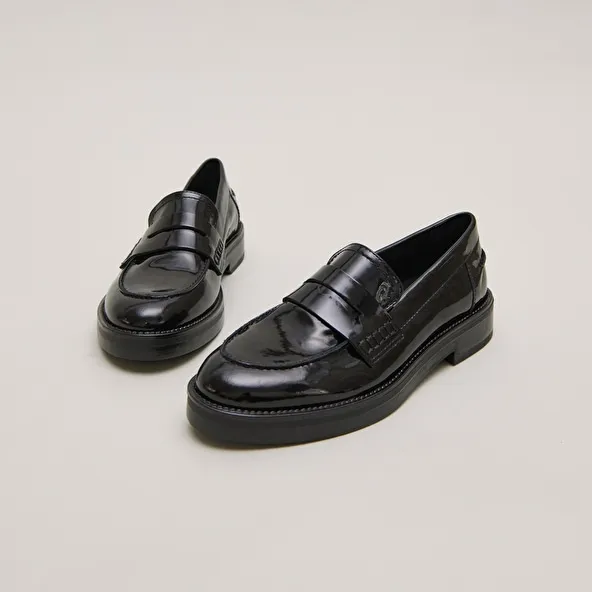 Round-toed loafers in black patent