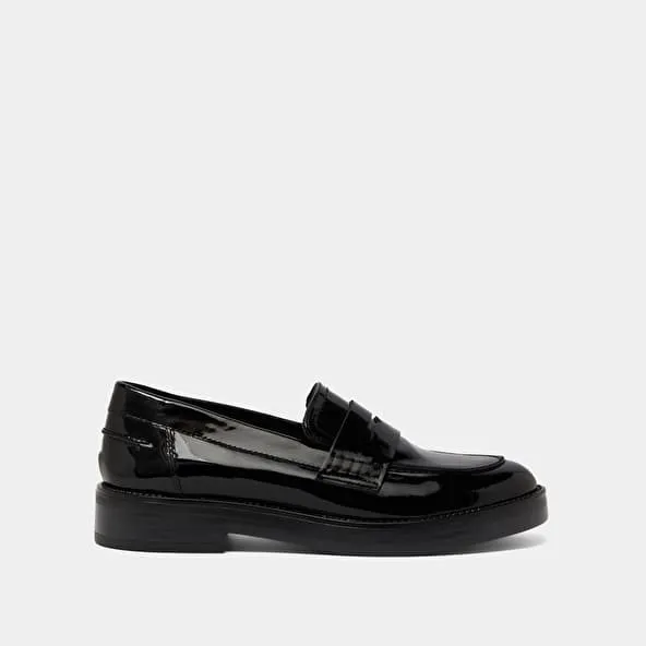 Round-toed loafers in black patent