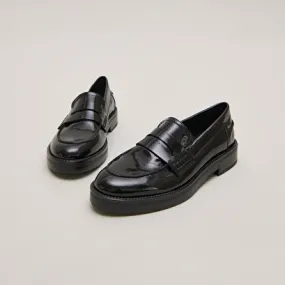 Round-toed loafers in black patent