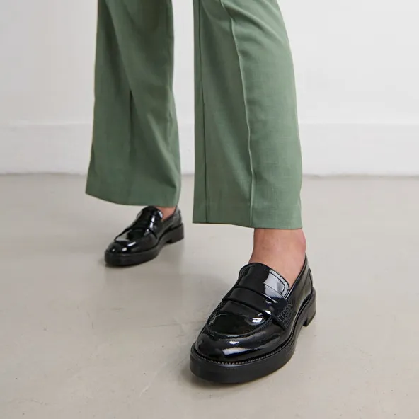 Round-toed loafers in black patent