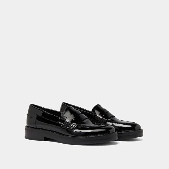 Round-toed loafers in black patent