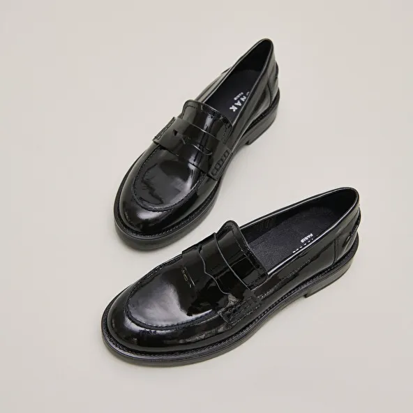 Round-toed loafers in black patent