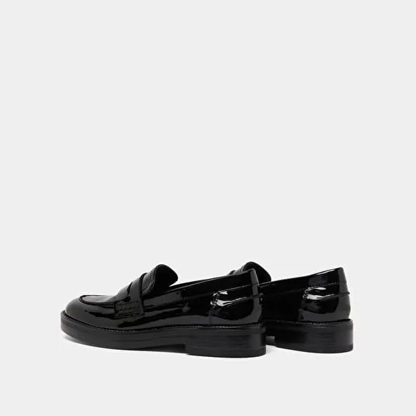 Round-toed loafers in black patent