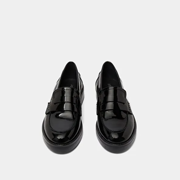 Round-toed loafers in black patent