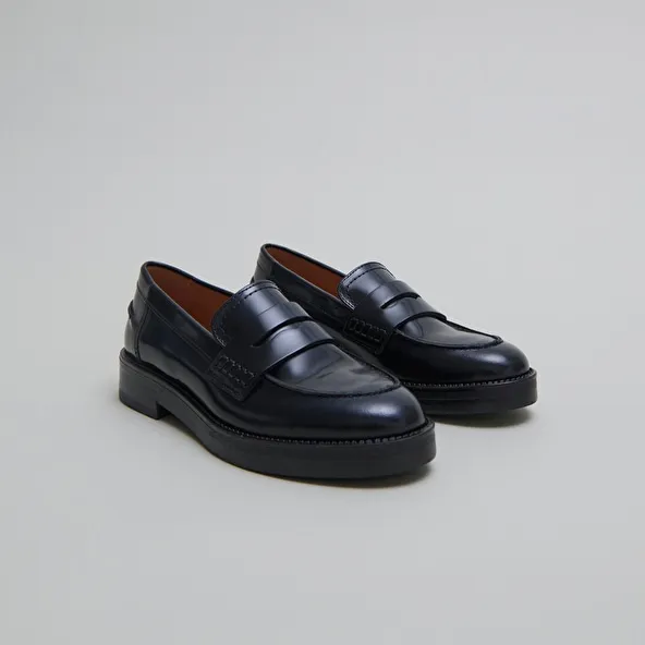 Round-toed loafers in blue glazed leather