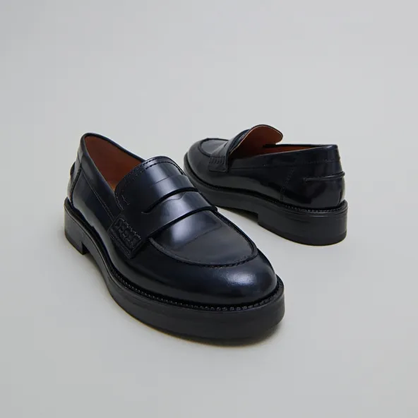 Round-toed loafers in blue glazed leather