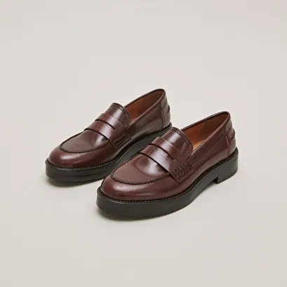 Round-toed loafers in brown patinated leather