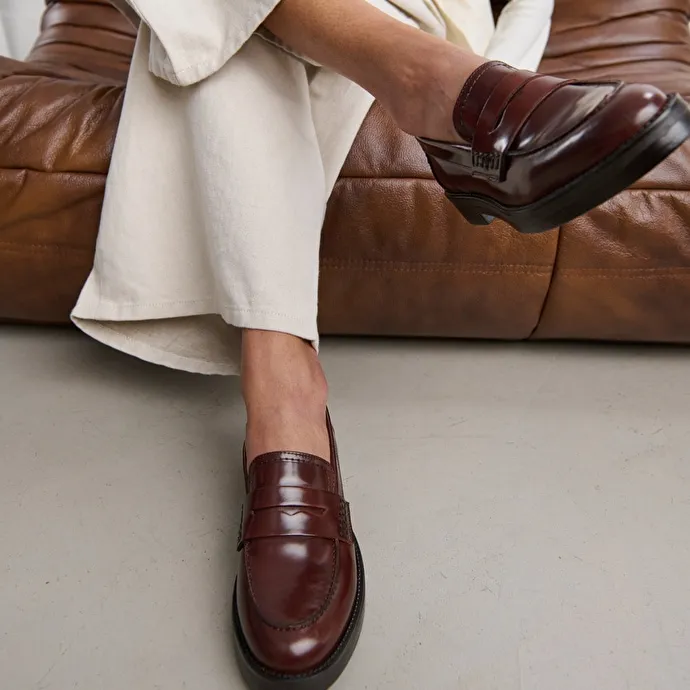 Round-toed loafers in brown patinated leather