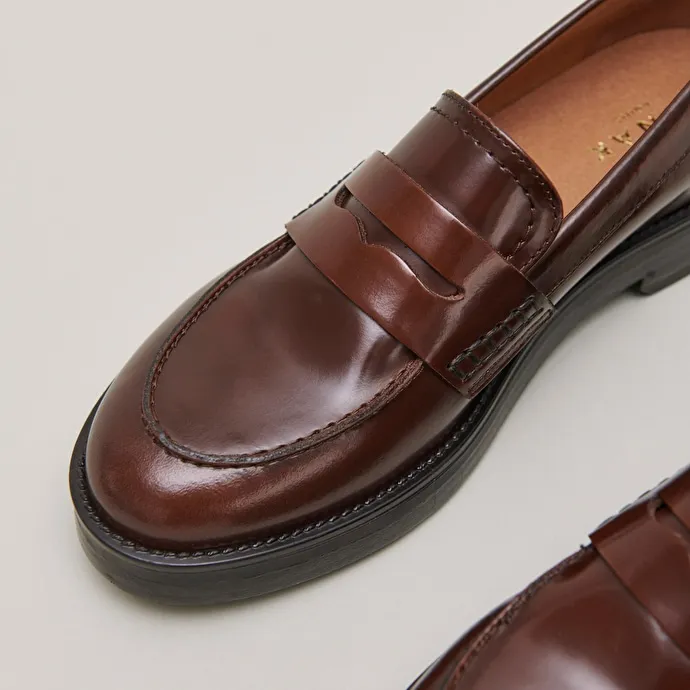 Round-toed loafers in brown patinated leather