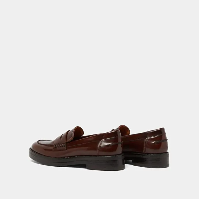 Round-toed loafers in brown patinated leather