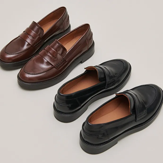 Round-toed loafers in brown patinated leather